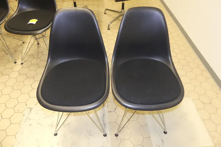 2x Vitra. - Stuhl Modell: Plastic Side Chair DSR RE / Design Charles & Ray Eames